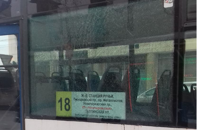 Большеохтинском неизвестный обстрелял окна автобуса и троллейбуса