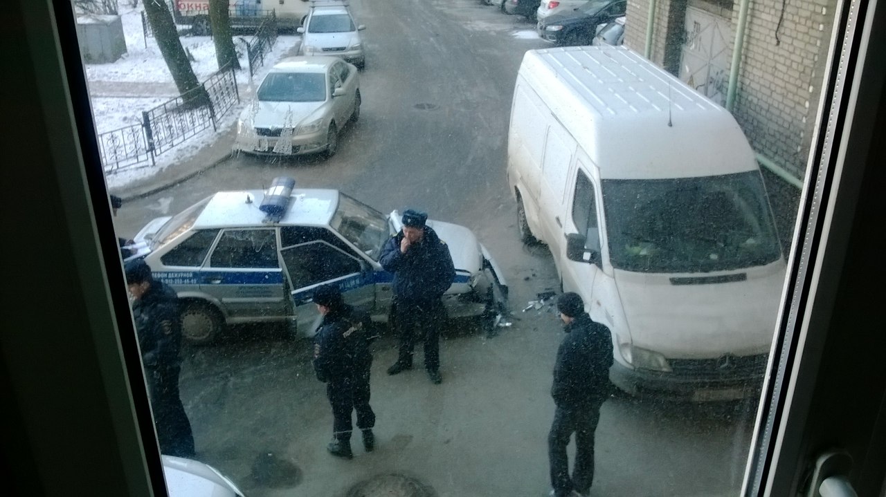 Машина вневедомственной охраны врезалась в припаркованный мини-грузовик на Стачек