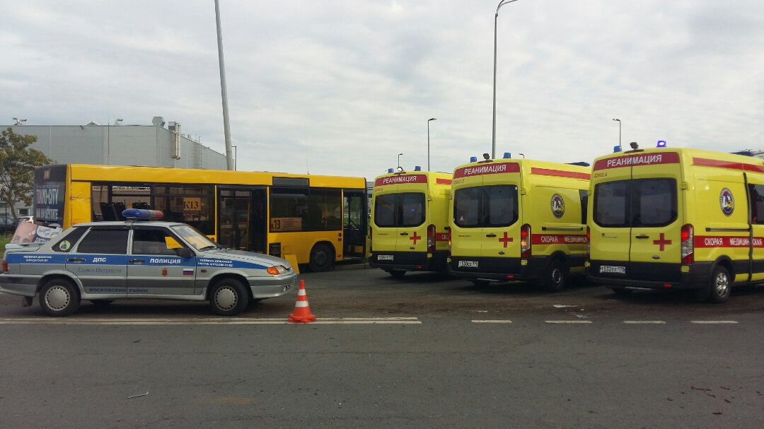 Появилось видео с места ужасной аварии с цементовозом и автобусом на Стартовой