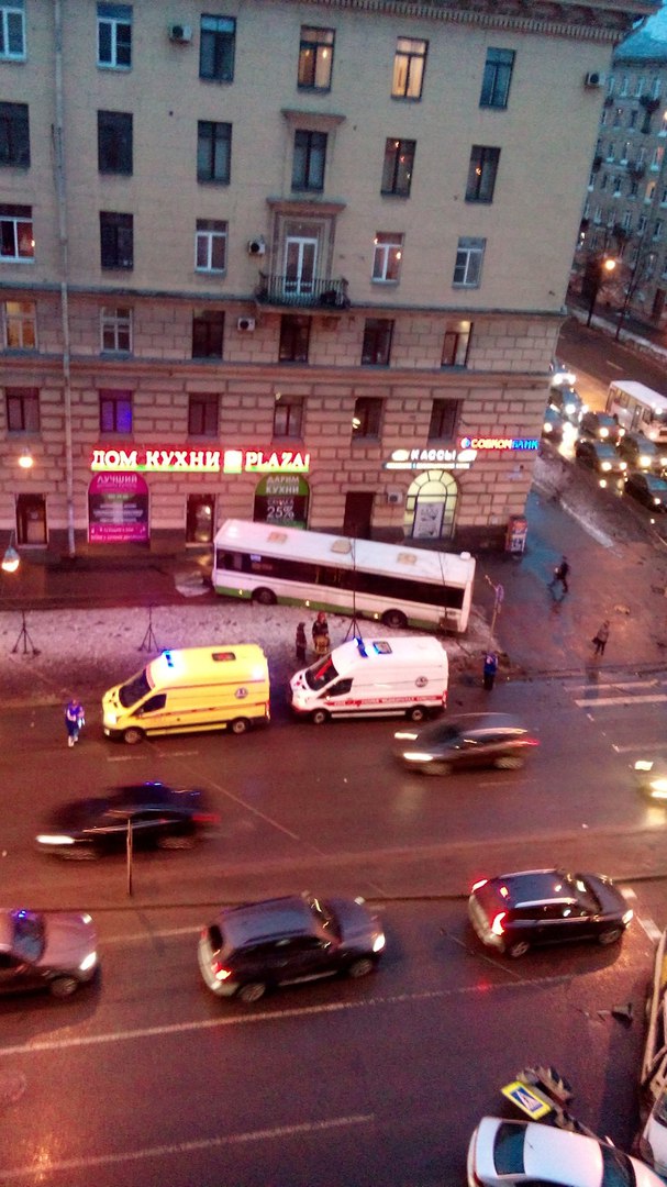 На перекрестке Стачек и Зенитчиков автобус столкнулся с маршруткой