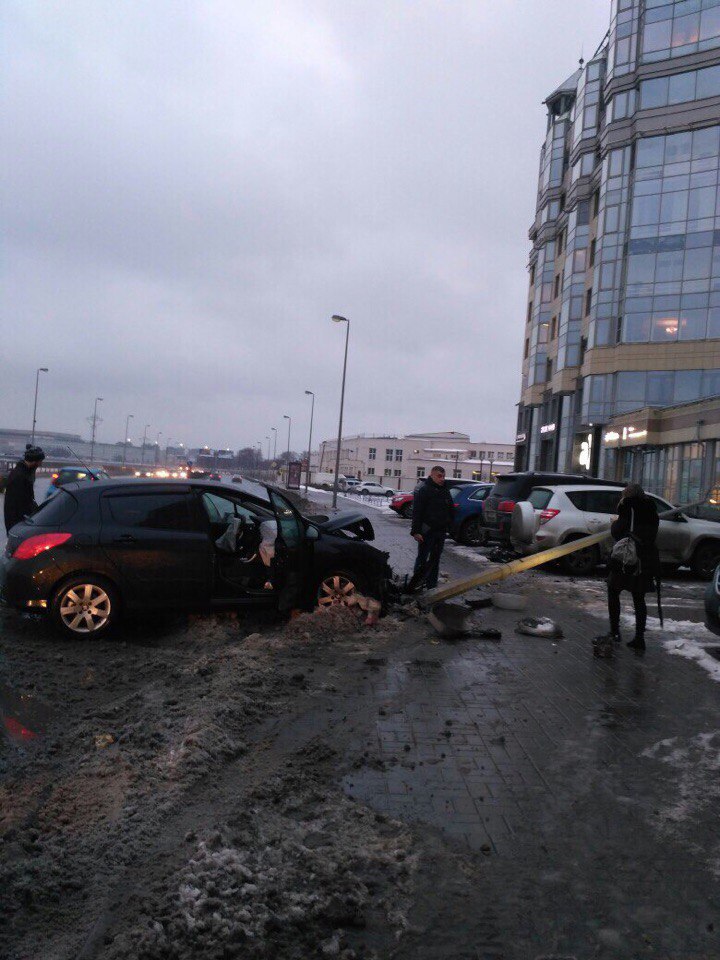 Петербургская авто леди уронила столб на иномарку