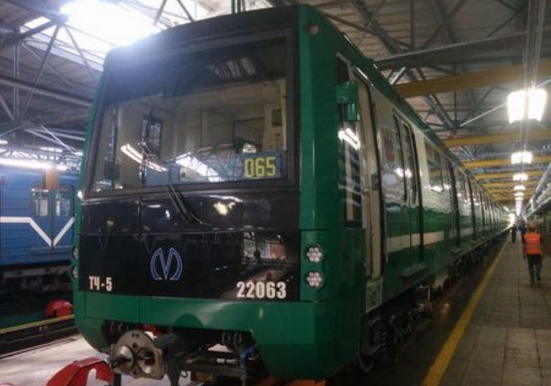 В метро Петербурга появился первый энергосберегающий состав зеленого цвета