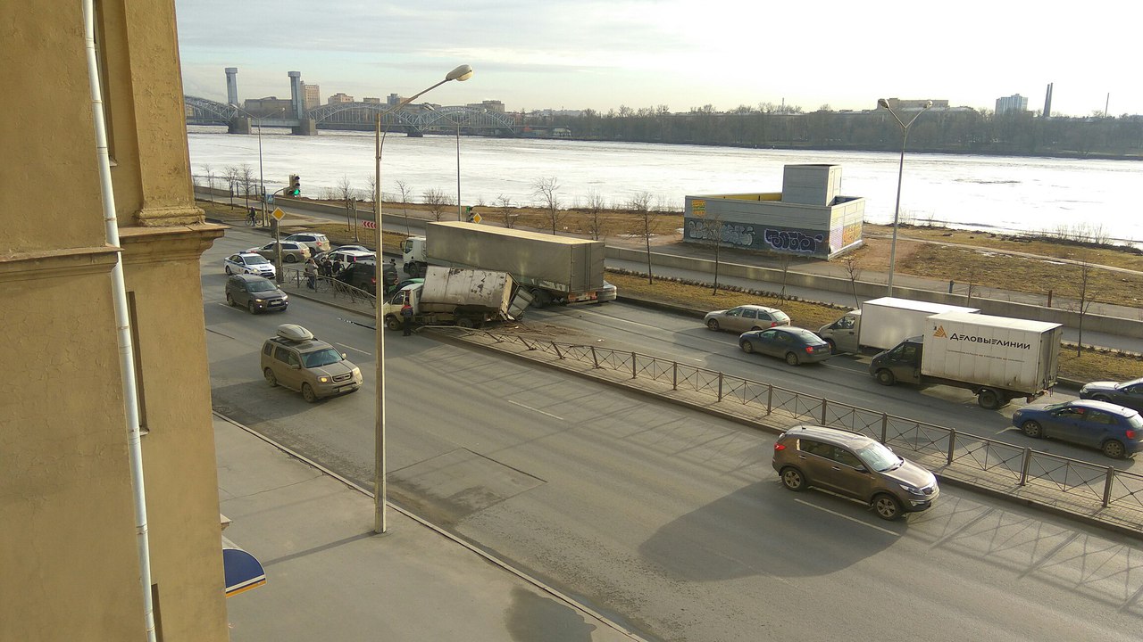 Массовая авария на Малоохтинском проспекте: "Газель" развалилась