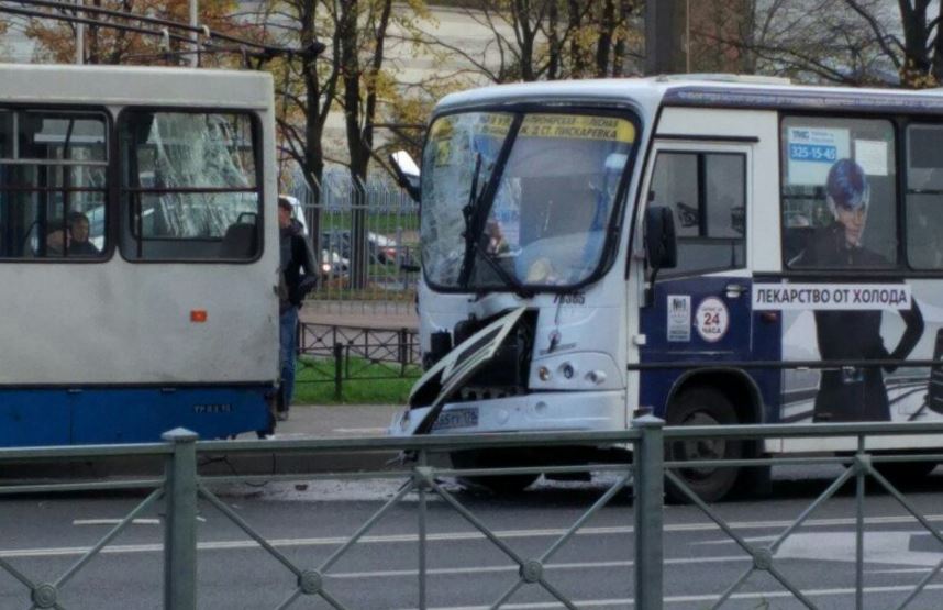 Маршрутка протаранила троллейбус на Коломяжском: есть пострадавшие