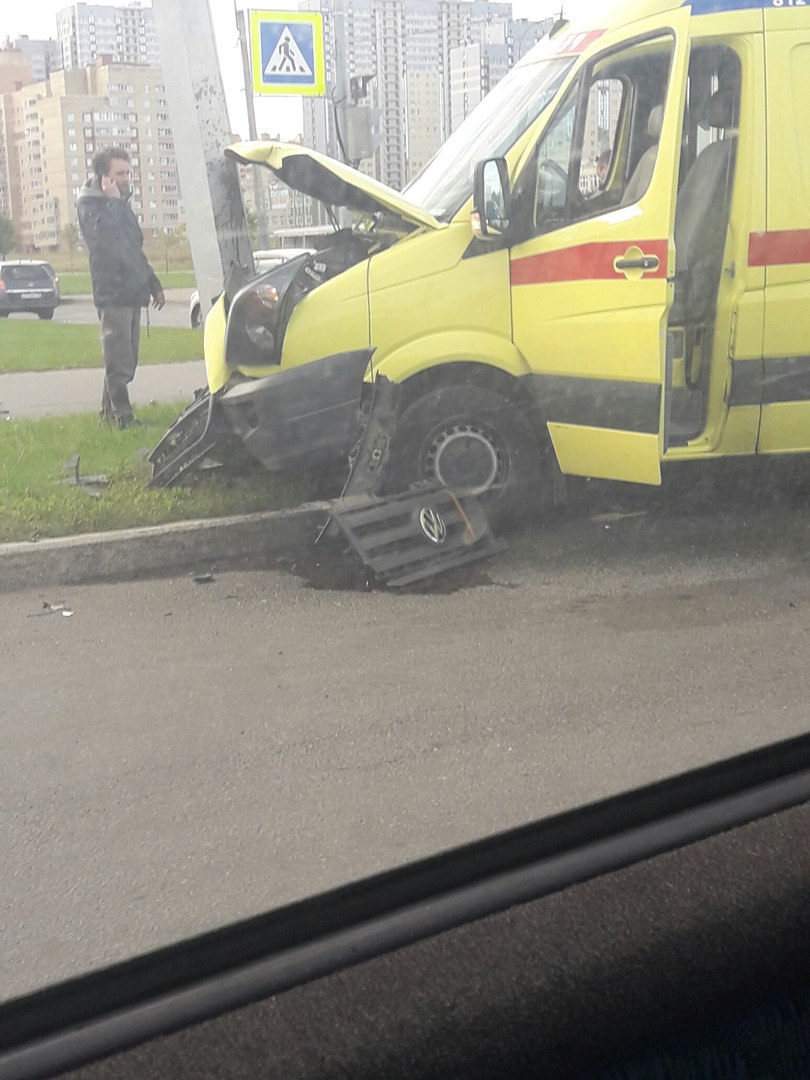 Машина реанимации попала в ДТП на перекрестке Оптиков и Яхтенной: есть пострадавшие