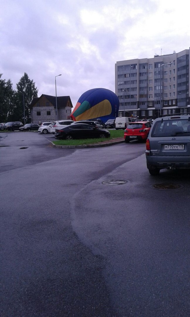 Воздушный шар "припарковался" во дворе жилого дома в Петербурге