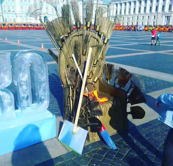 На Дворцовой представили снегоуборочную технику и "железный трон" из веников