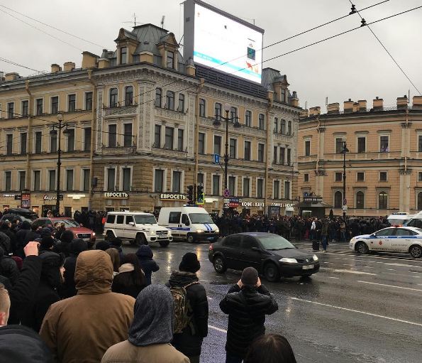 Очевидцы сняли задержание сторонников Навального на площади Восстания