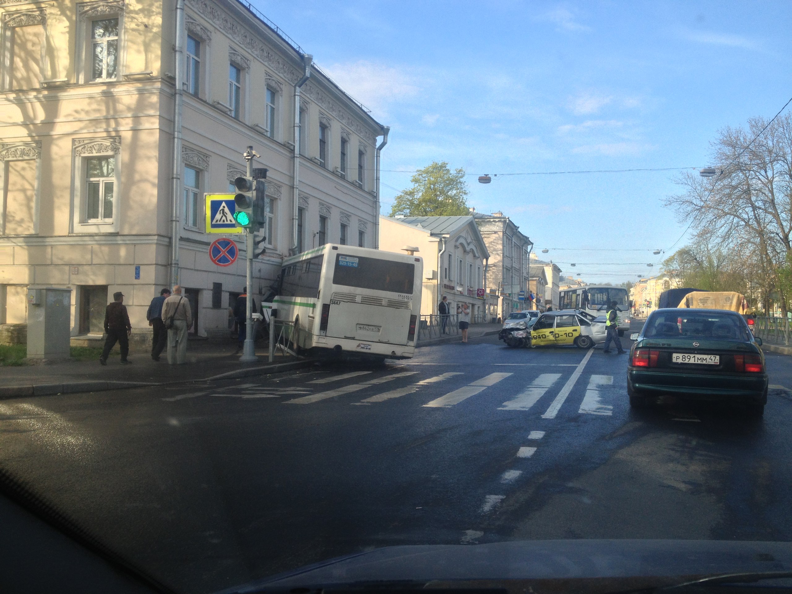 Автобус в Пушкине снес такси и врезался в дом: есть пострадавшие