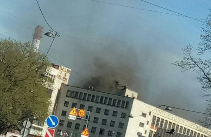 На Уральской горит крыша бывшего завода: фото и видео