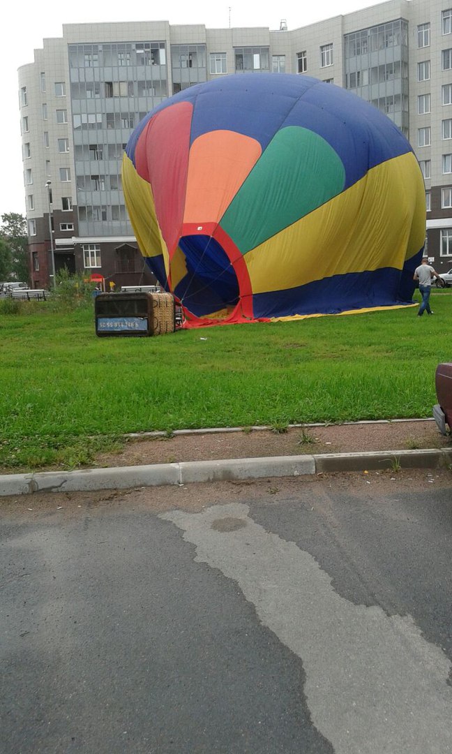 Воздушный шар "припарковался" во дворе жилого дома в Петербурге