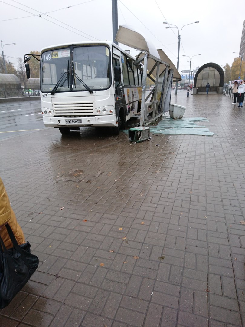 Автобус с пассажирами разнес остановку на Пискаревском проспекте