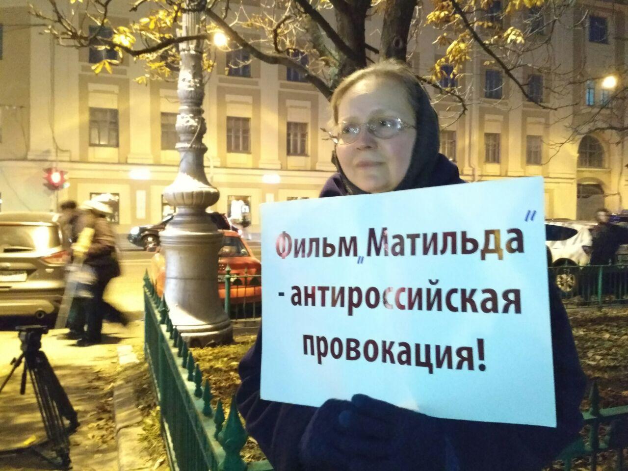 На акцию против "Матильды" собралось больше полиции, чем православных активистов