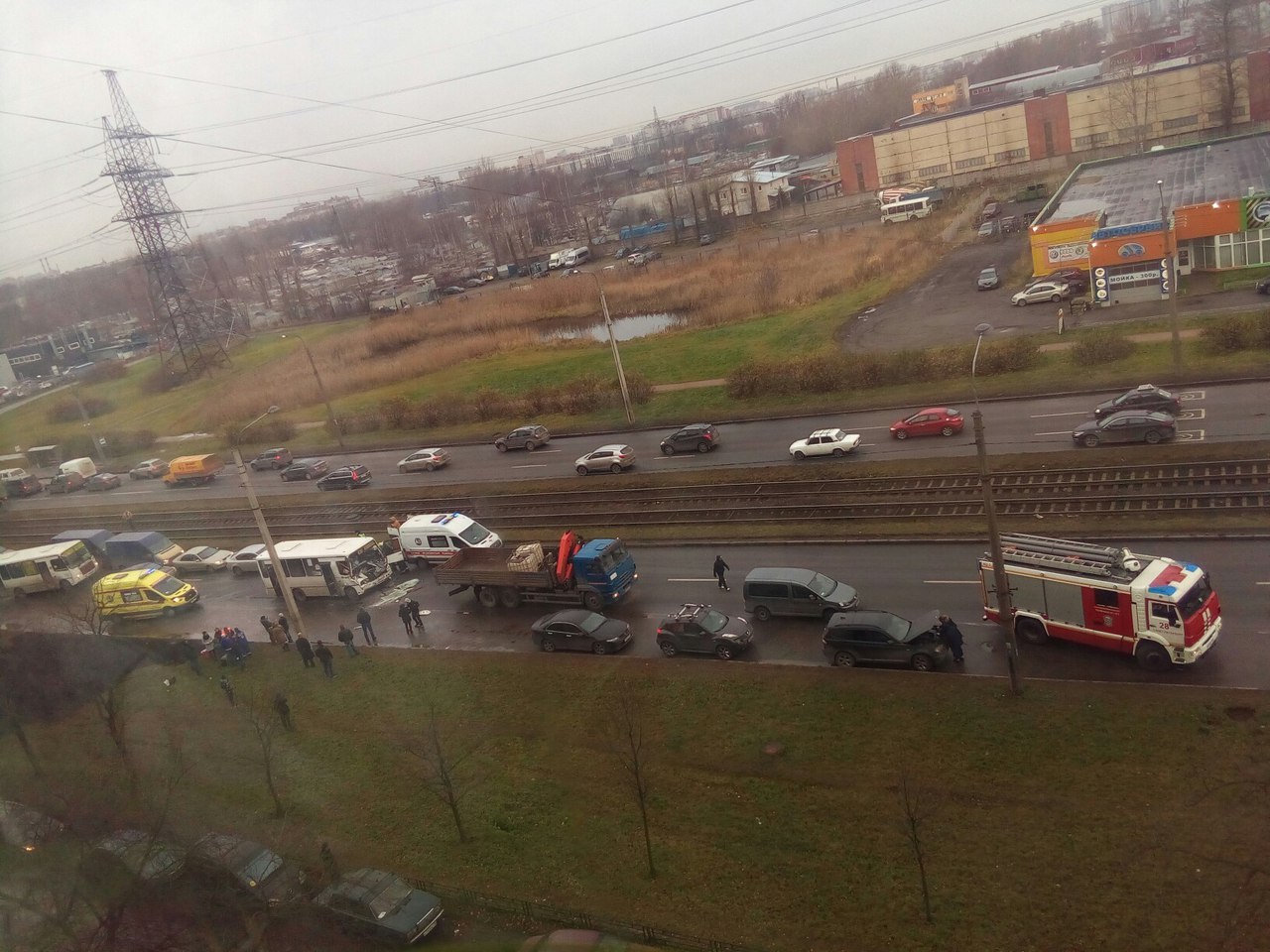 Видео: на Ириновском семь человек пострадали в ДТП с маршруткой и грузовиком