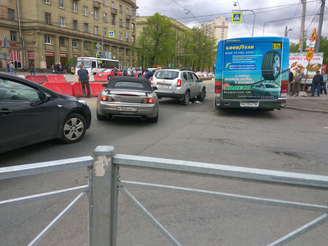 Асфальт провалился под машиной около метро "Пролетарская"