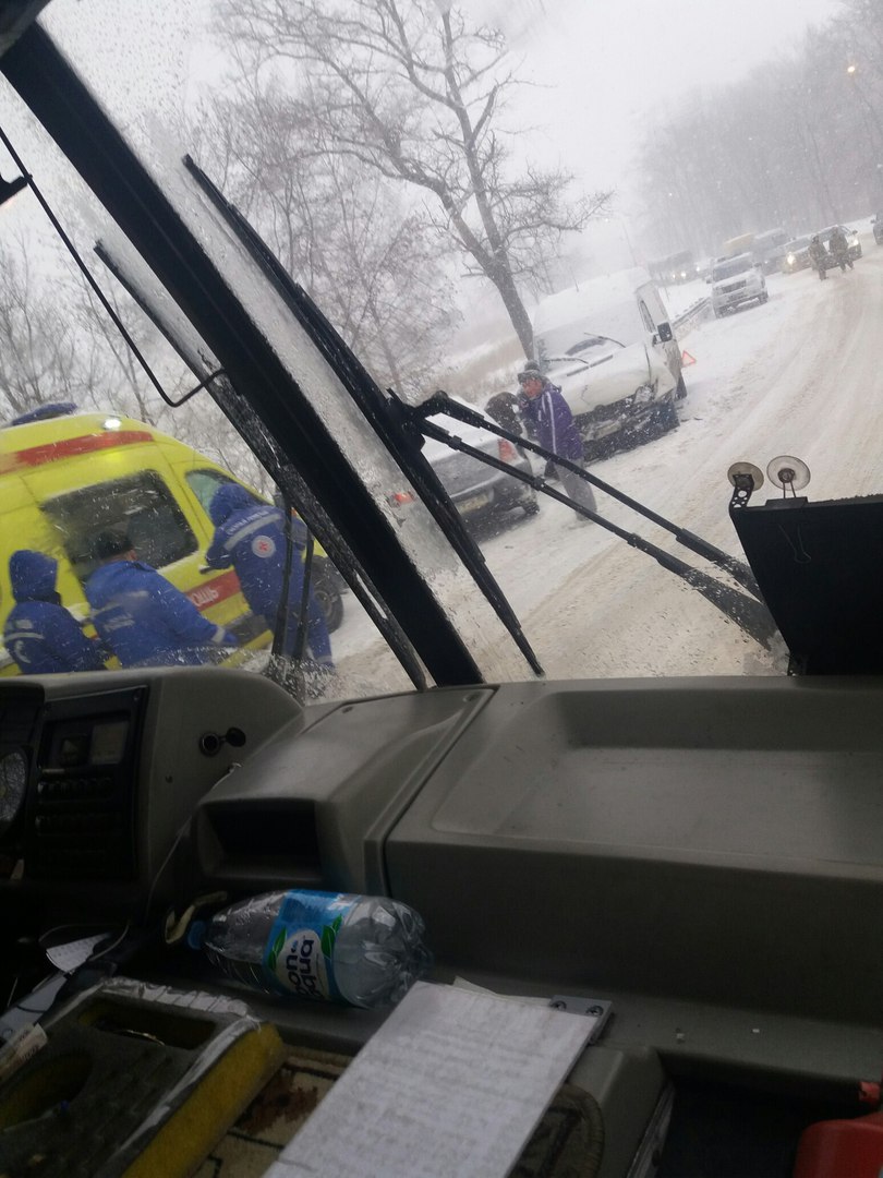 В Красном Селе микроавтобус протаранил Renault: есть пострадавшие