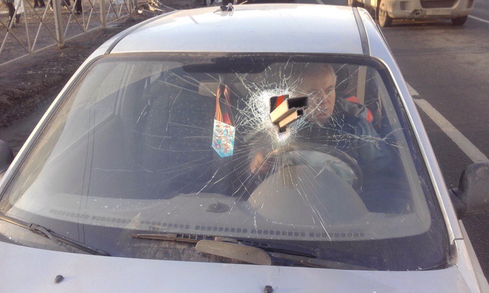 Железная балка едва не убила водителя машины в массовом ДТП на Софийской