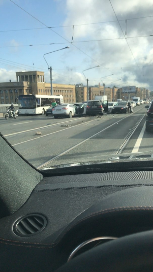 BMW спровоцировал массовую аварию на мосту Александра Невского: есть пострадавшие