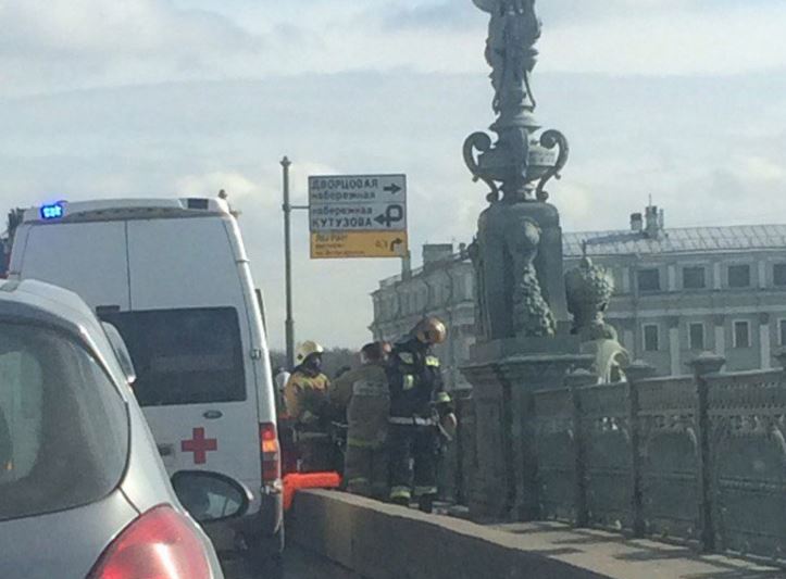Спасатели сняли с Троицкого моста девушку