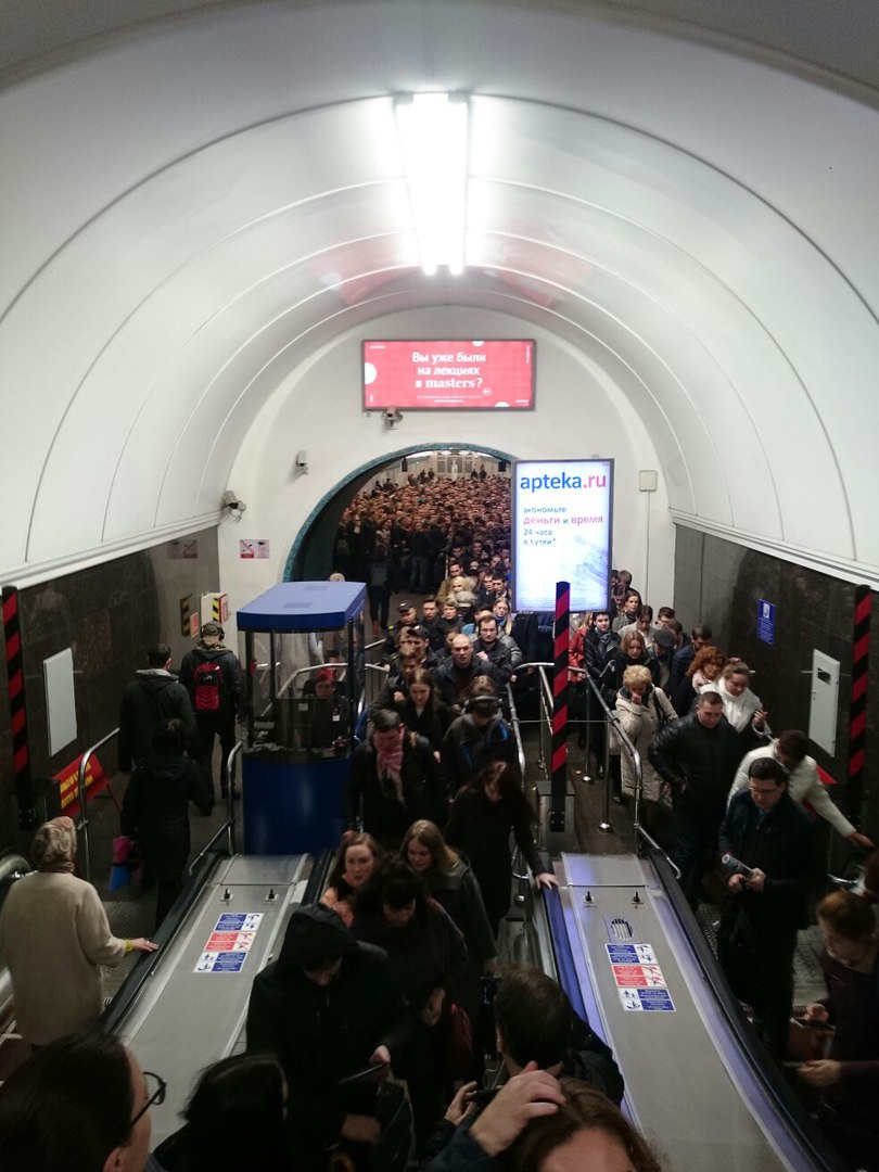 Станция метро "Василеостровская" переполнена людьми