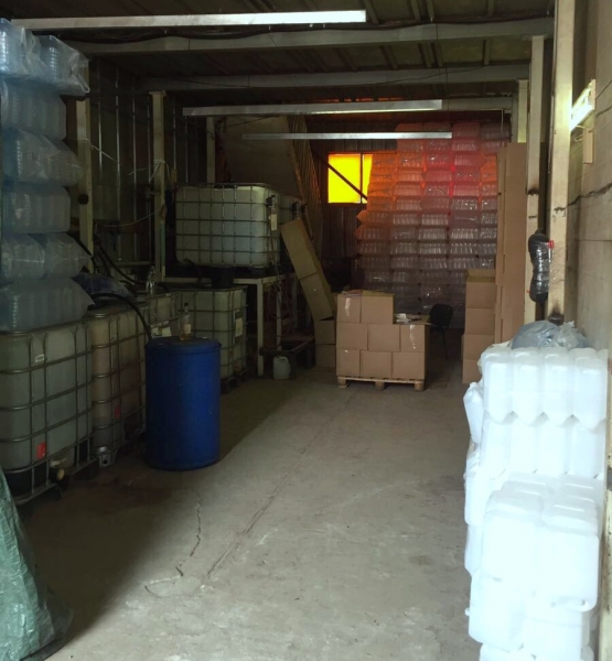 Полиция накрыла цех с 15 тысячами литров поддельного алкоголя в Металлострое