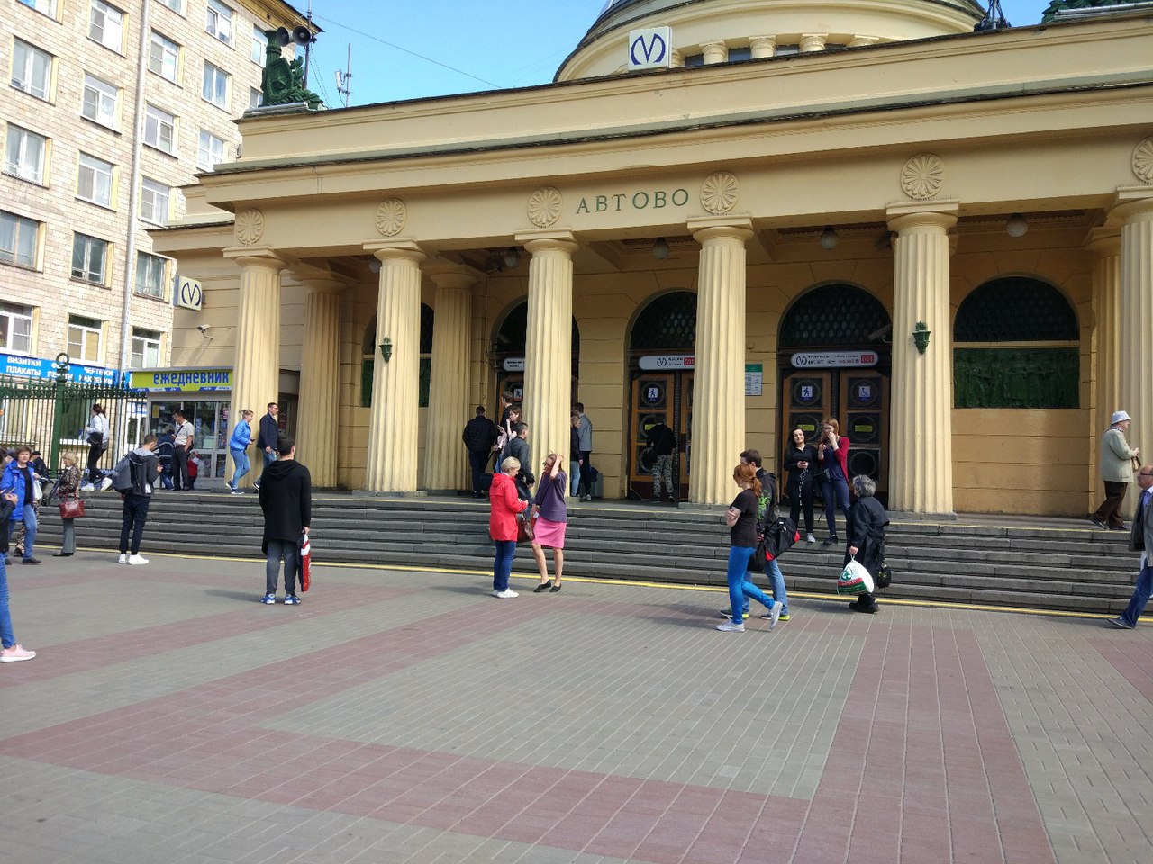 Станция "Автово" закрыта на вход и выход из-за бесхозного предмета