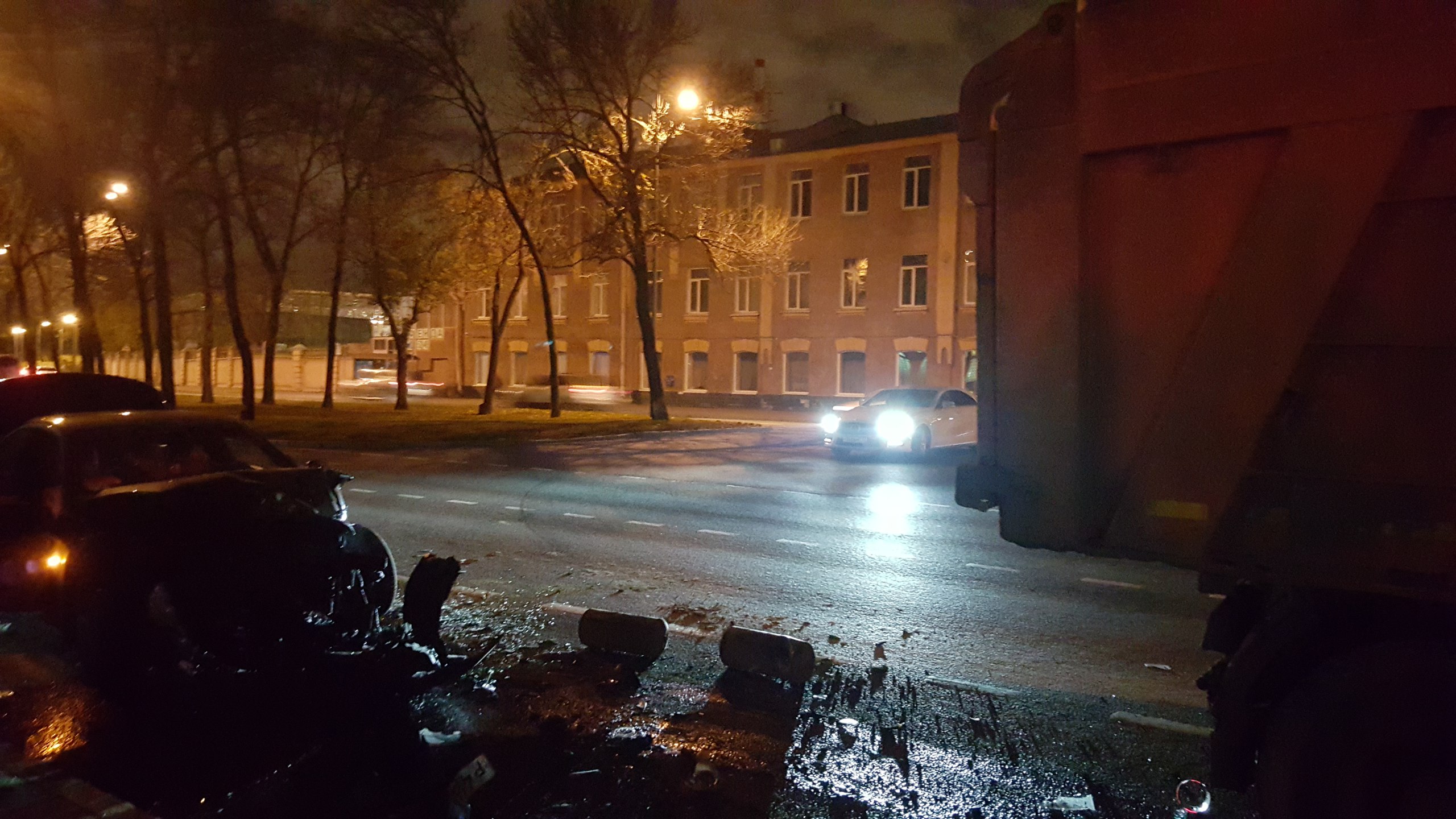 На Лиговском BMW врезалась в грузовик: иномарку разорвало в мясо