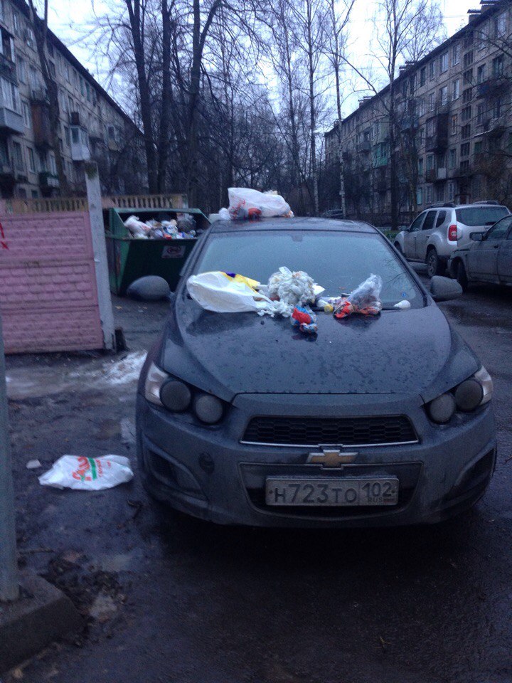 На Цимбалина машину из Башкирии закидали мусором за неудачную парковку