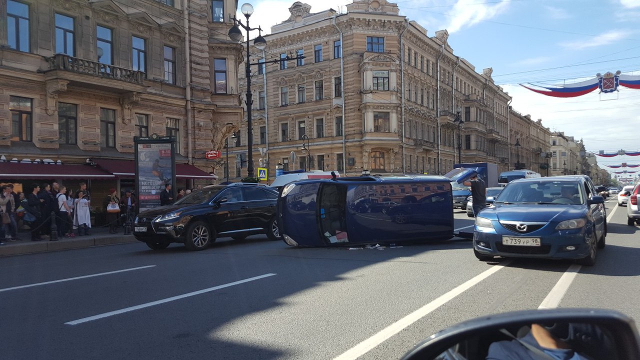 Машина завалилась на бок посреди Невского проспекта после ДТП