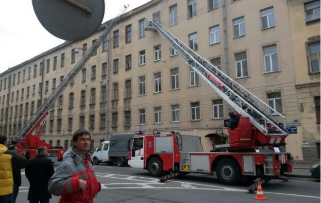 Сильный пожар охватил коммуналку в центре Петербурга: есть пострадавшие