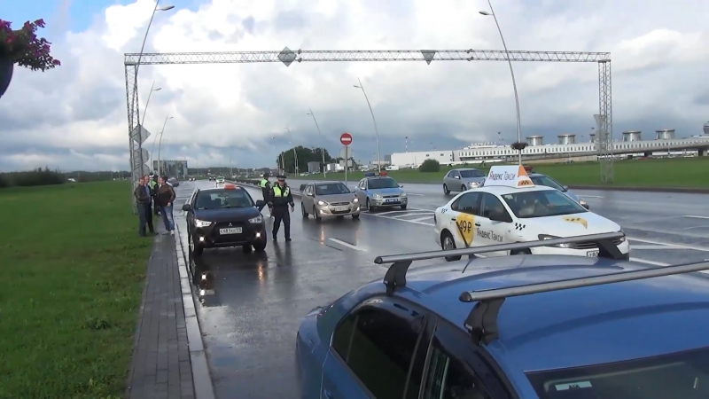 ГИБДД проверила таксистов Петербурга: нашли опасные машины и водителей-нелегалов