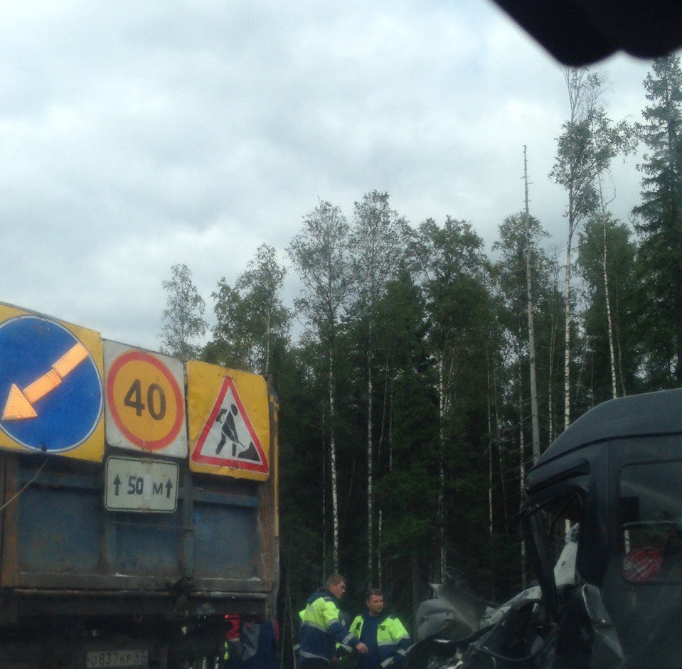 Смертельное ДТП на Новоприозерском: микроавтобус врезался в КАМАЗ