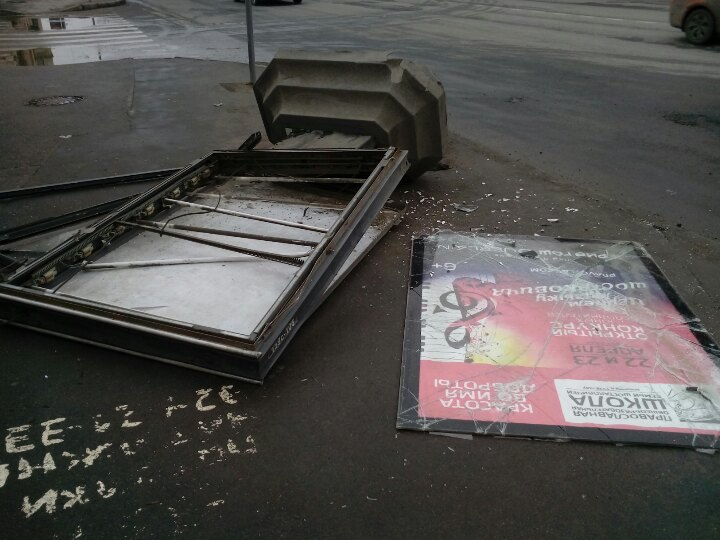 На Васильевском грузовик с ларьком уронил рекламный щит на тротуар
