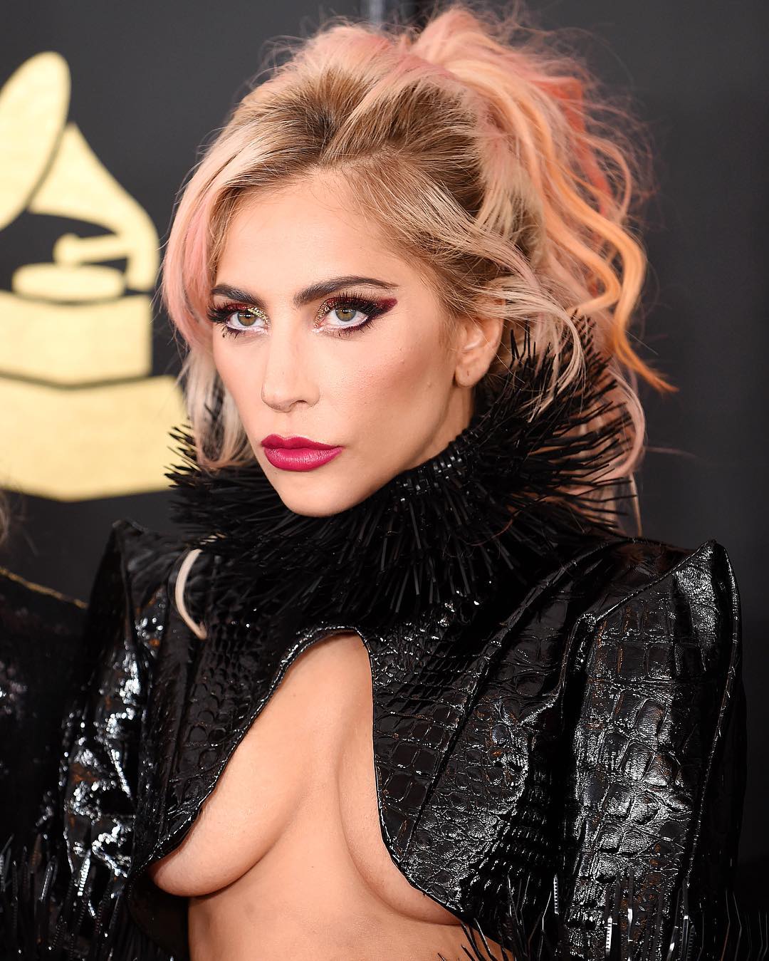 Голая Леди Гага шокировала публику на 