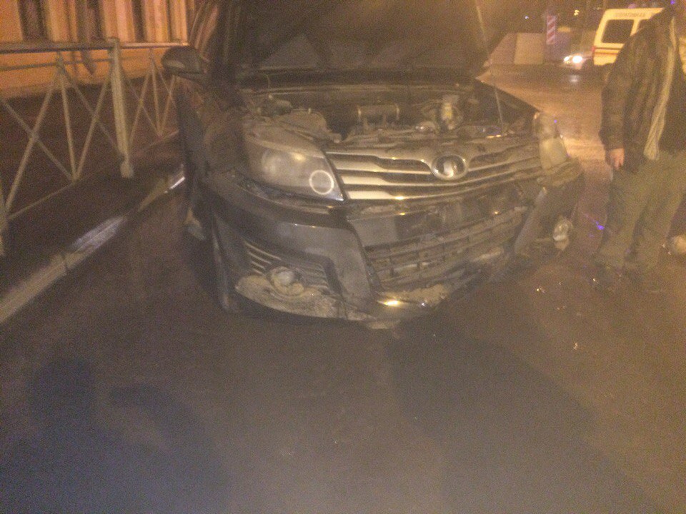 В Петербурге по вине коммунальщиков под землю провалился автомобиль 