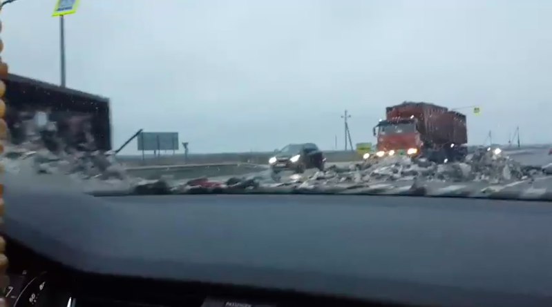 Мурманское шоссе завалило мусором