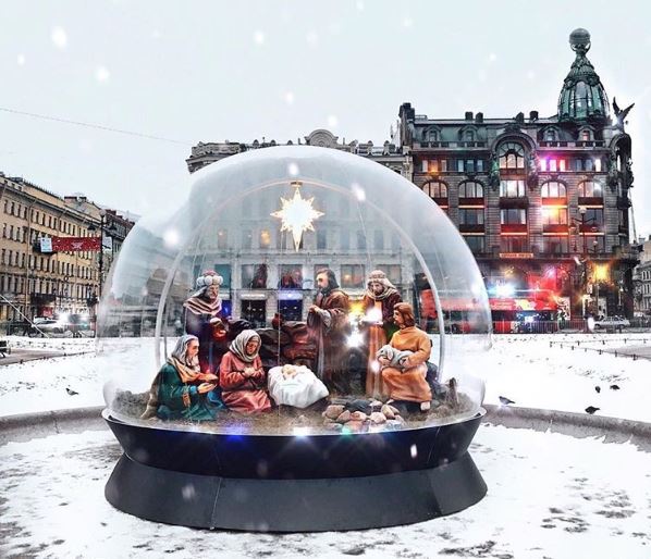Около Казанского собора установили Рождественский вертеп‍