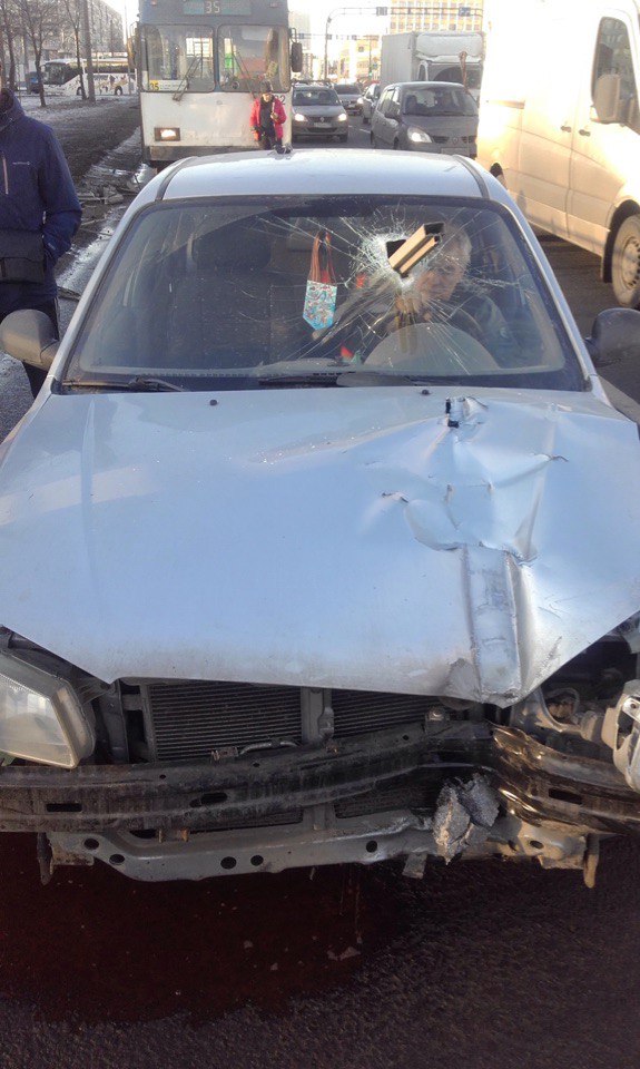 Железная балка едва не убила водителя машины в массовом ДТП на Софийской