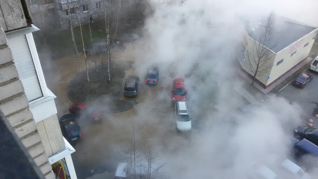 Кипяток заливает припаркованные автомобили на Сикейроса