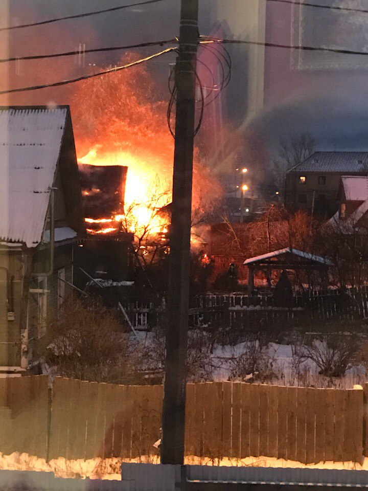 В Сергиево пожар охватил частный дом