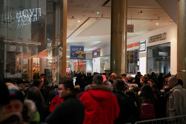 Старт продаж Iphone X в Петербурге собрал большую очередь и толпу зевак