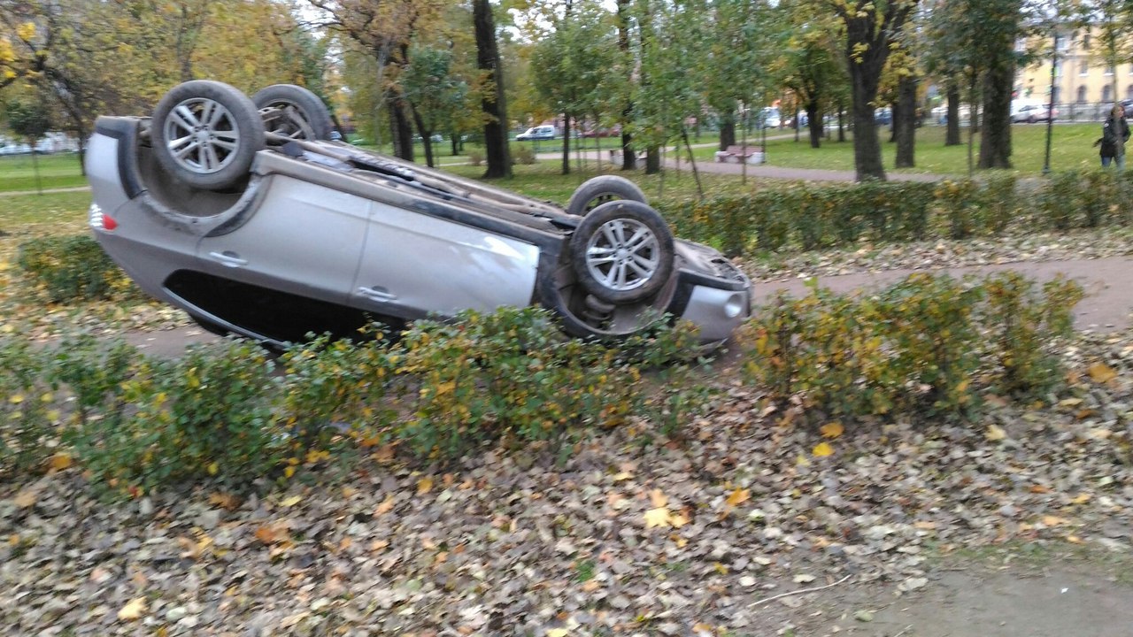 Загадочное ДТП: в Палевском саду лежал  перевернутый на крышу Subaru