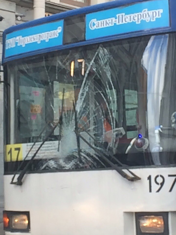 Пешеход-нарушитель пробил стекло троллейбуса на Гороховой