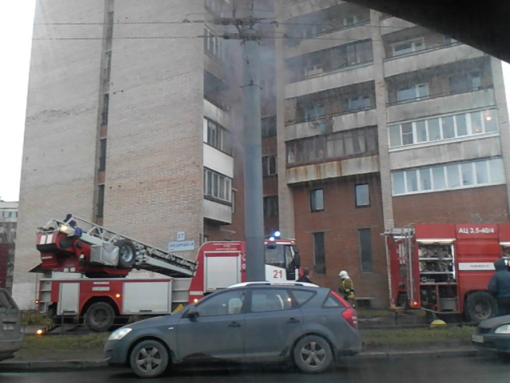 Пожар на Придорожной: окна в квартиры вылетели из-за огня