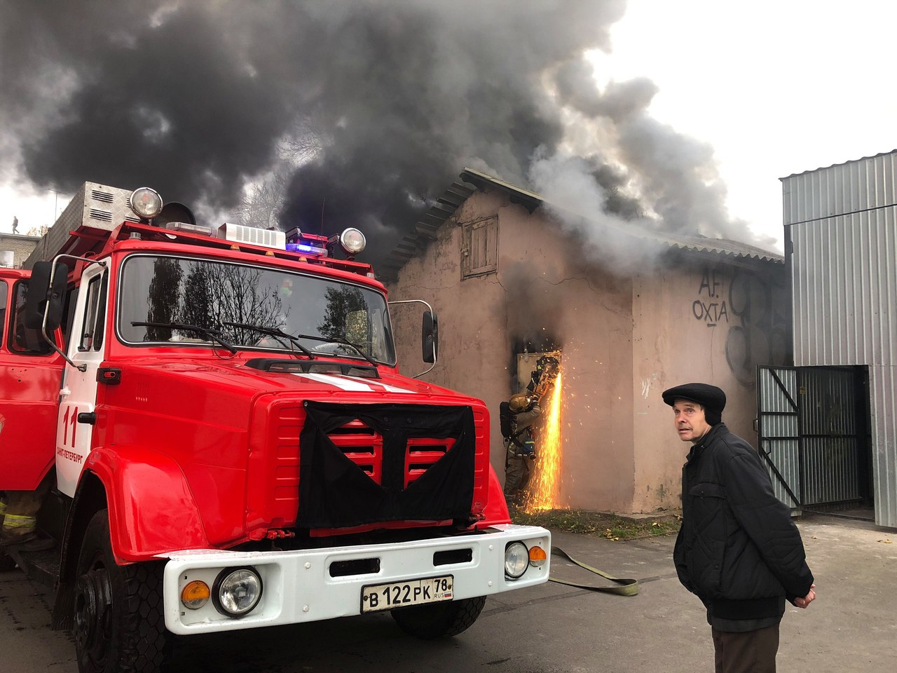 Кондратьевский проспект заволокло дымом из-за пожара на складе
