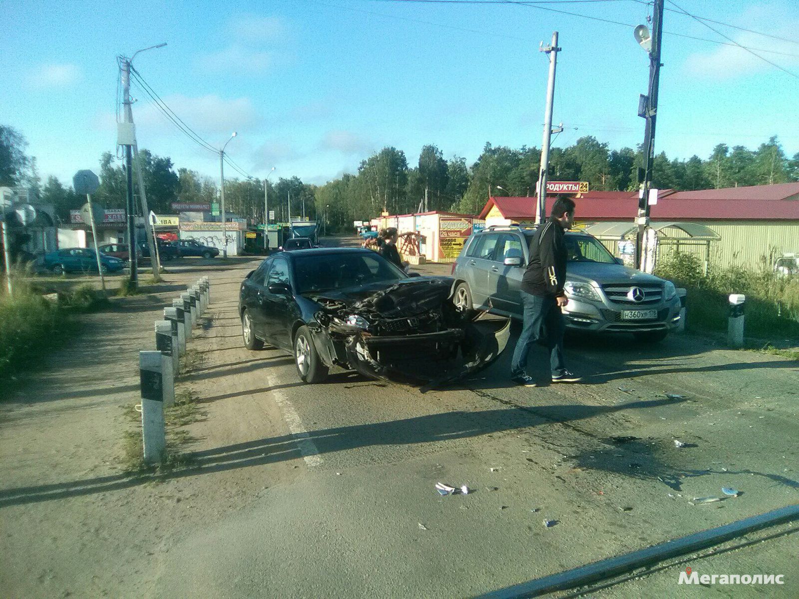 Видео: Электричка снесла половину автомобиля на переезде в Ленобласти