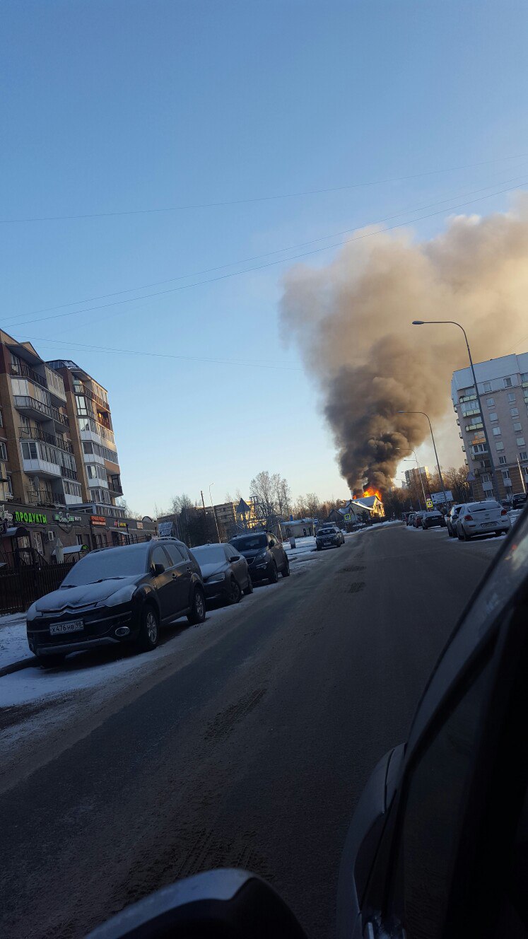 Появилось видео с места пожара деревянного дома в Коломягах