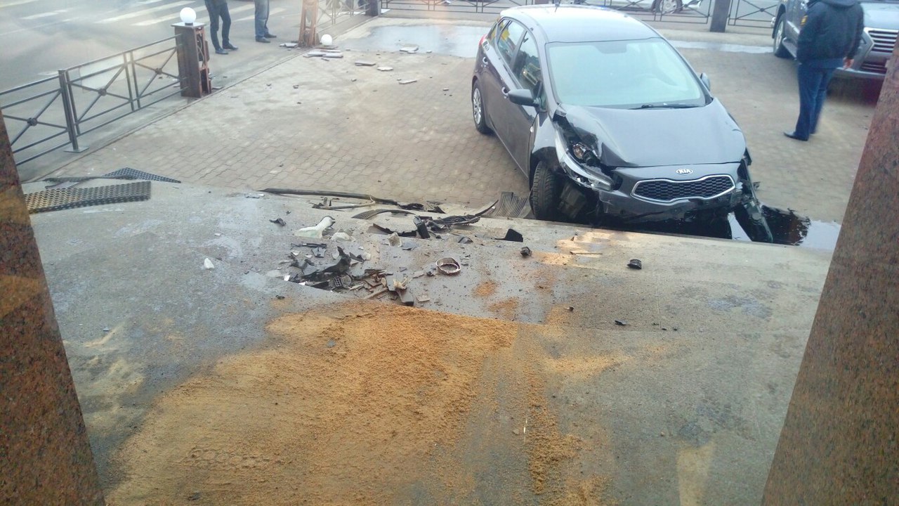 На Пироговской набережной машина врезалась в крыльцо здания после ДТП