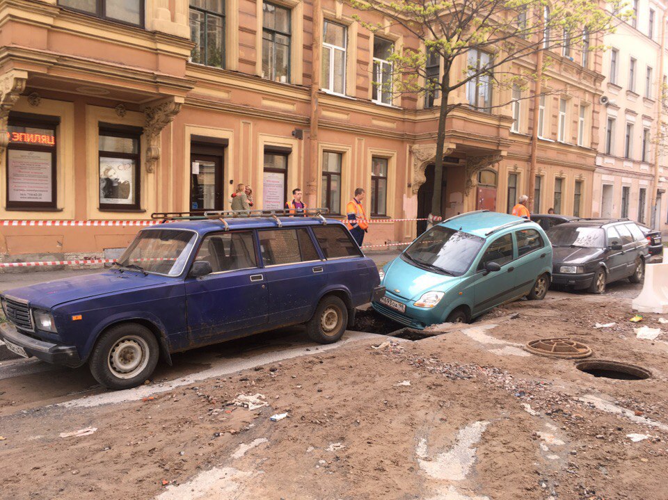 В переулке Макаренко машина провалились под землю