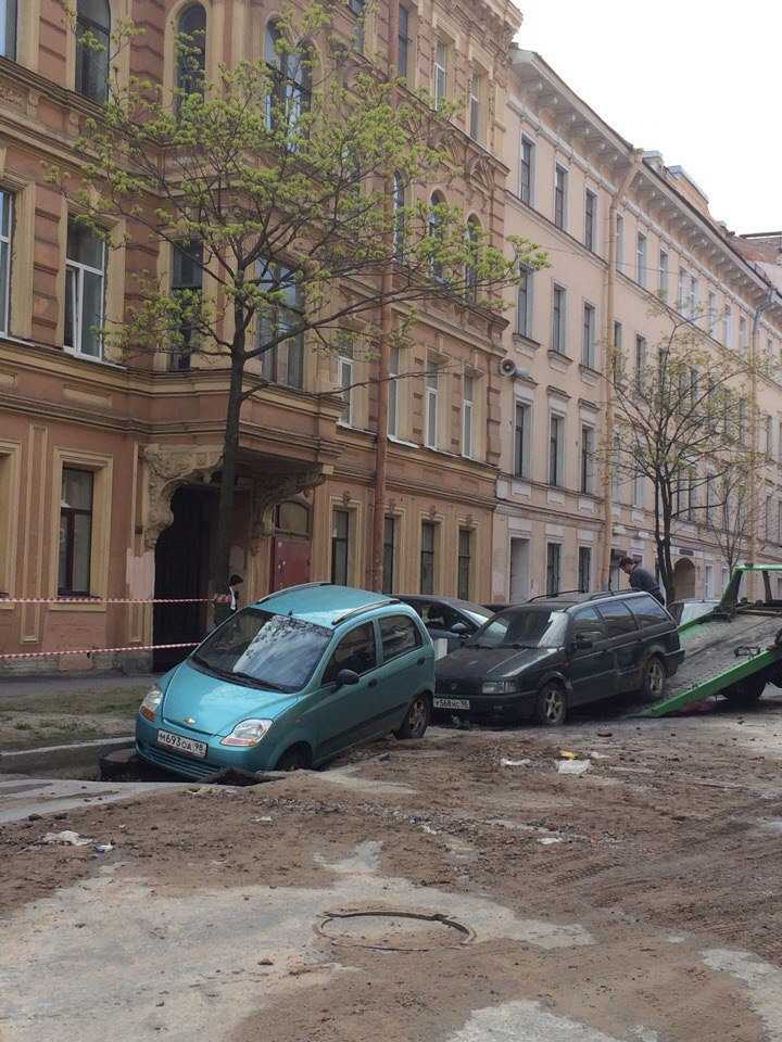 В переулке Макаренко машина провалились под землю